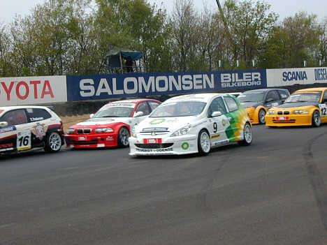 Selv om feltet var skrumpet markant ind, så blev der kæmpet hård i feltet.
(Foto: Motorsporten.dk)